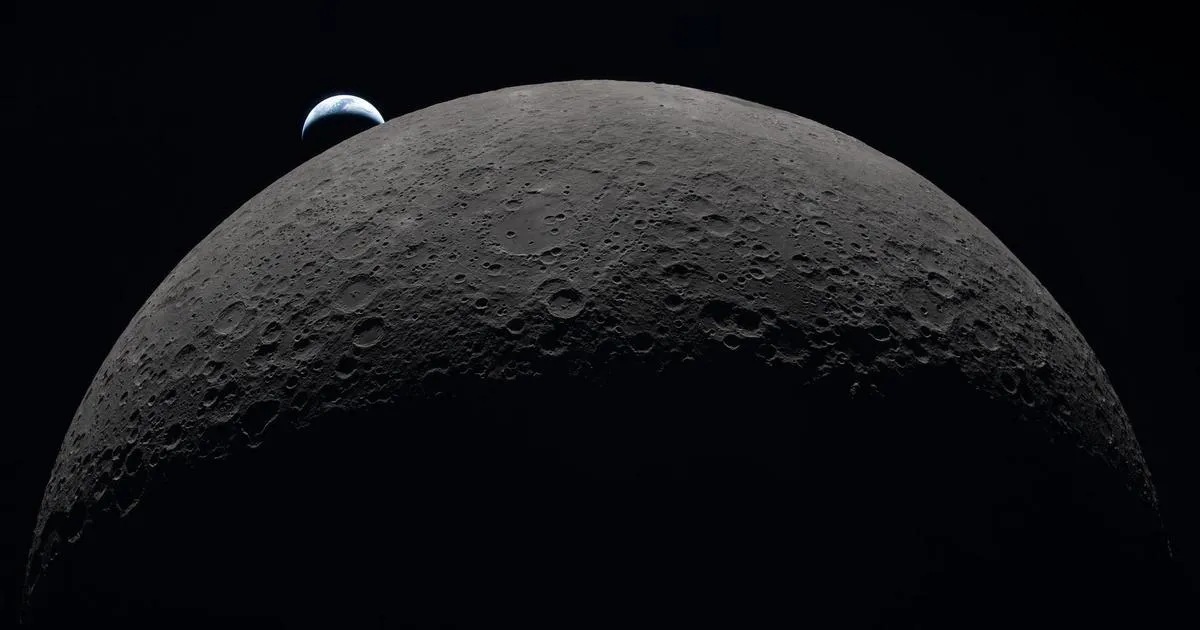 Artémis 2 : découvrez  les plus belles images du survol de la face cachée de la Lune en grand format