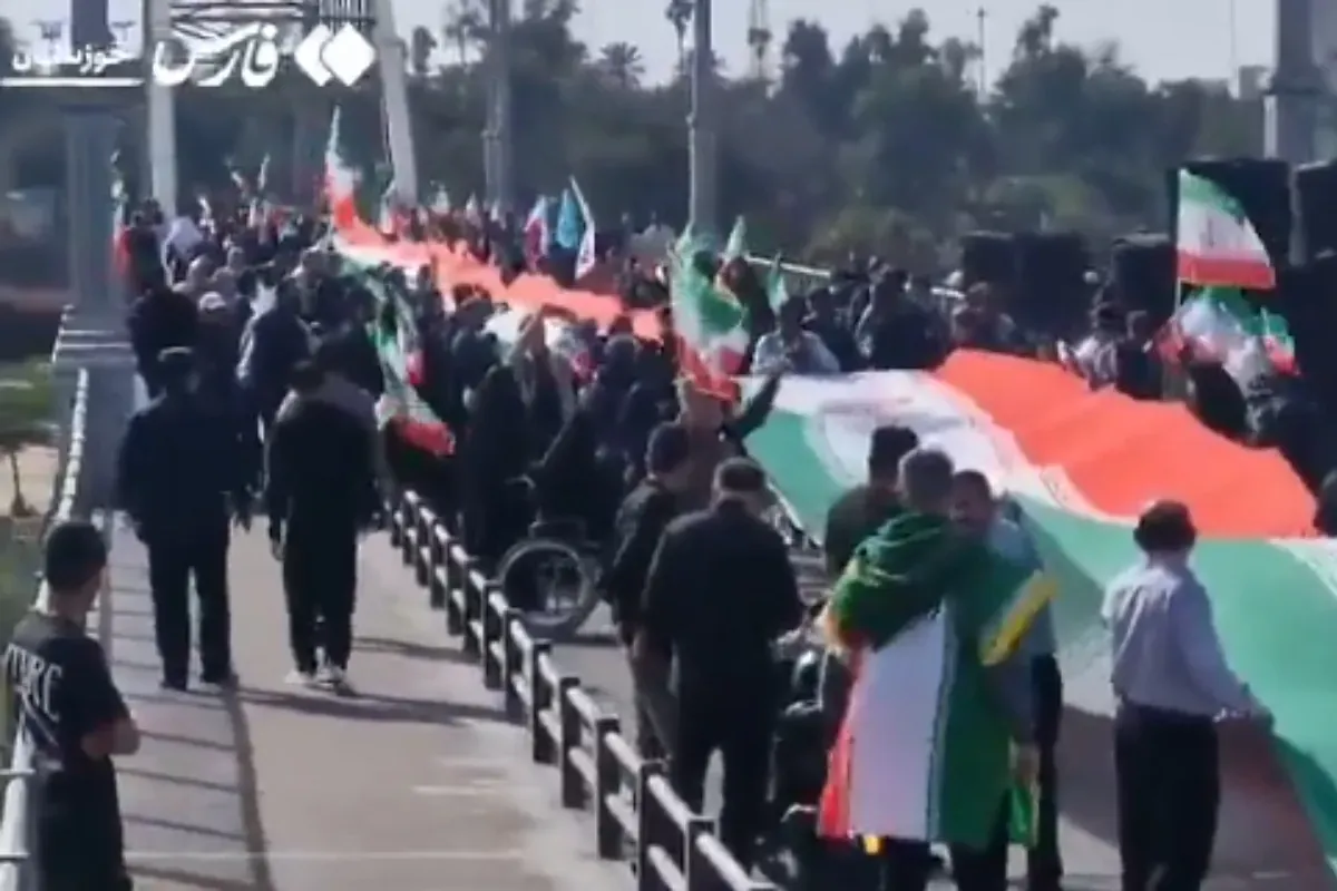 Miles de personas se despliegan como escudos humanos en centrales y puentes de Irán