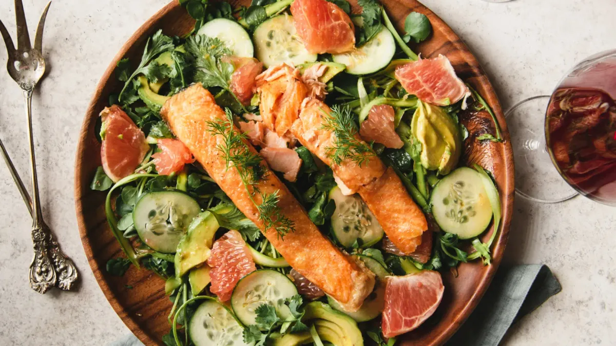 
         Receta de salmón crujiente con ensalada proteica de pepino y eneldo 
    