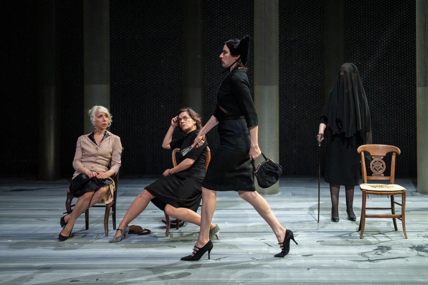 Au Théâtre de Gennevilliers, Thibaud Croisy met le désordre au cœur de « La Maison de Bernarda Alba »