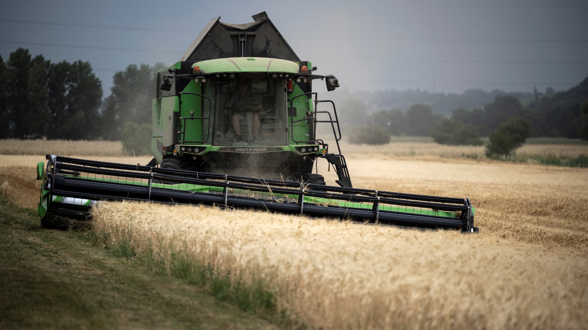 Simplifier le stockage de l'eau, dérèglementer les projets d'élevage... Le gouvernement présente une loi "d'urgence agricole" pour pour enrayer le déclin historique de l'agriculture française