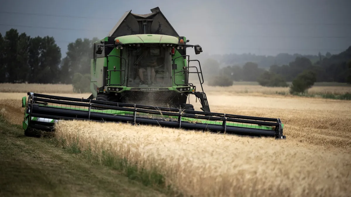 Simplifier le stockage de l'eau, dérèglementer les projets d'élevage... Le gouvernement présente une loi "d'urgence agricole" pour pour enrayer le déclin historique de l'agriculture française