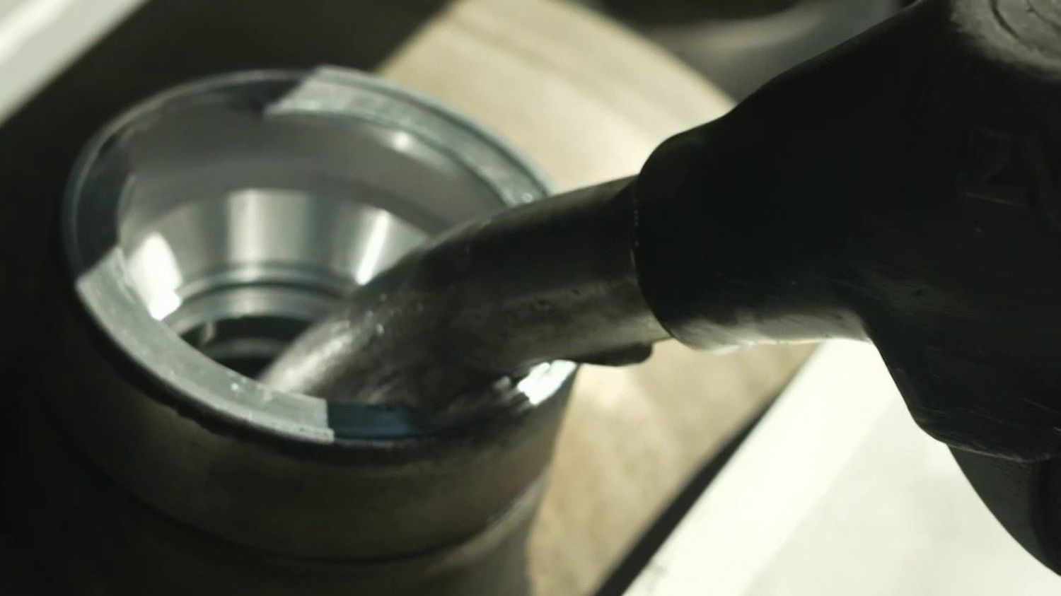 "Ils arrivent même à nous mettre des coups de pioche dans les réservoirs" : les vols de carburant se multiplient dans le contexte de la flambée des prix