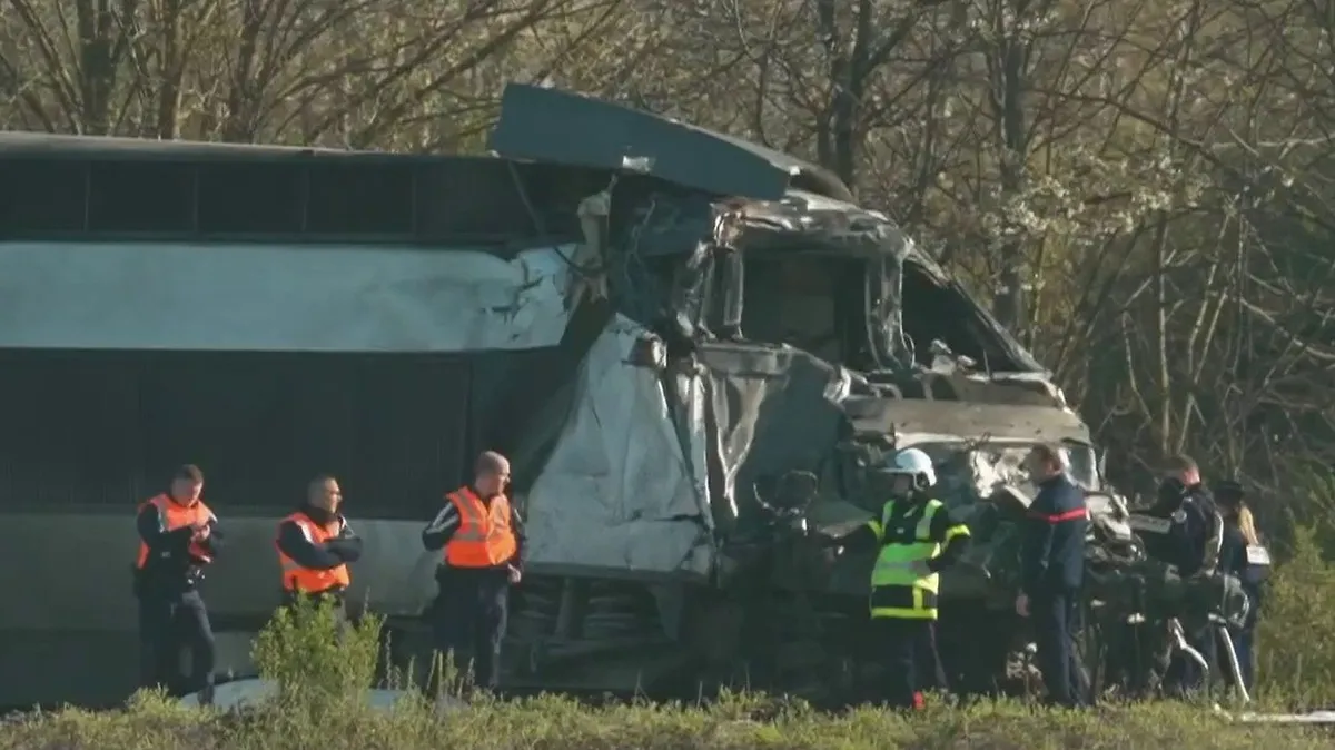 "On a été projetés dans tous les sens" : des passagers du TGV entré en collision avec un poids lourd dans le Pas-de-Calais racontent la violence de l'accident