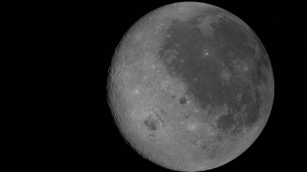 ¿Son reales estas fotos de la Luna? Te explicamos cómo identificar las imágenes falsas de su cara oculta