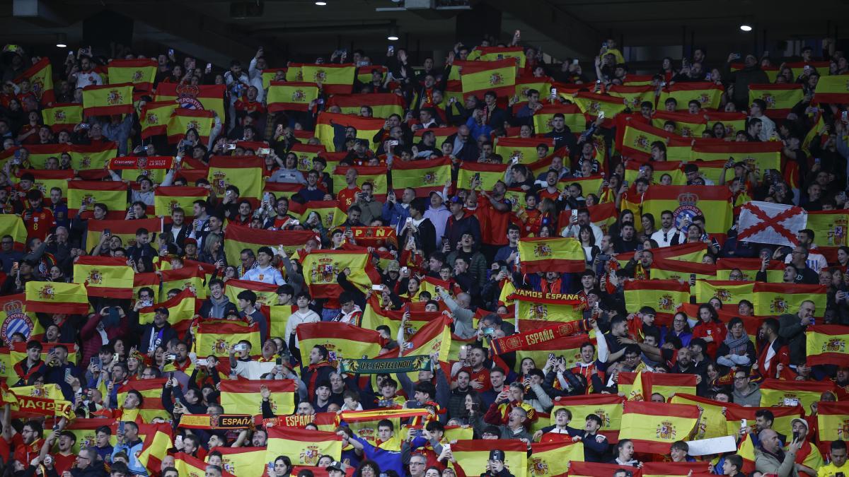 
                             La FIFA expedienta a la Federación Española por los cánticos racistas de Cornellà
                         