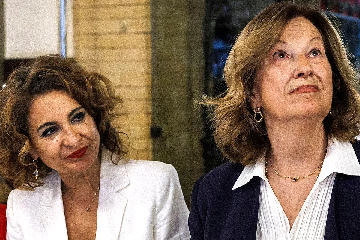 Los whatsapps de Plus Ultra lastran a María Jesús Montero: "Es un clavo más en su ataúd"