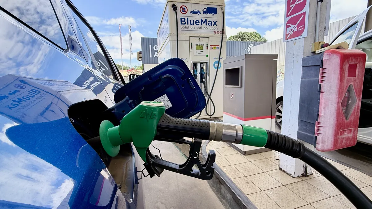 Bercy annonce un "prêt flash carburant" pour soutenir la trésorerie des petites entreprises en Outre-mer et dans l'Hexagone, des professionnels réagissent