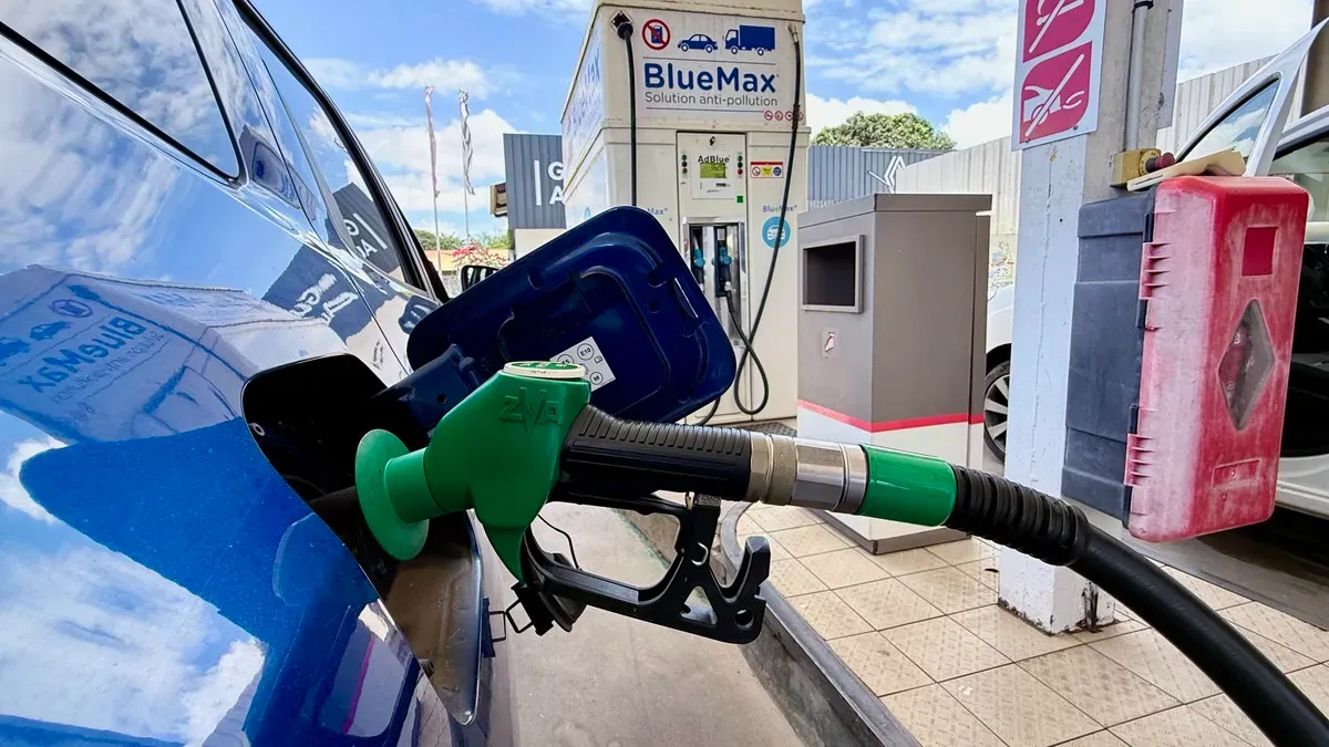 Bercy annonce un "prêt flash carburant" pour soutenir la trésorerie des petites entreprises en Outre-mer et dans l'Hexagone, des professionnels réagissent