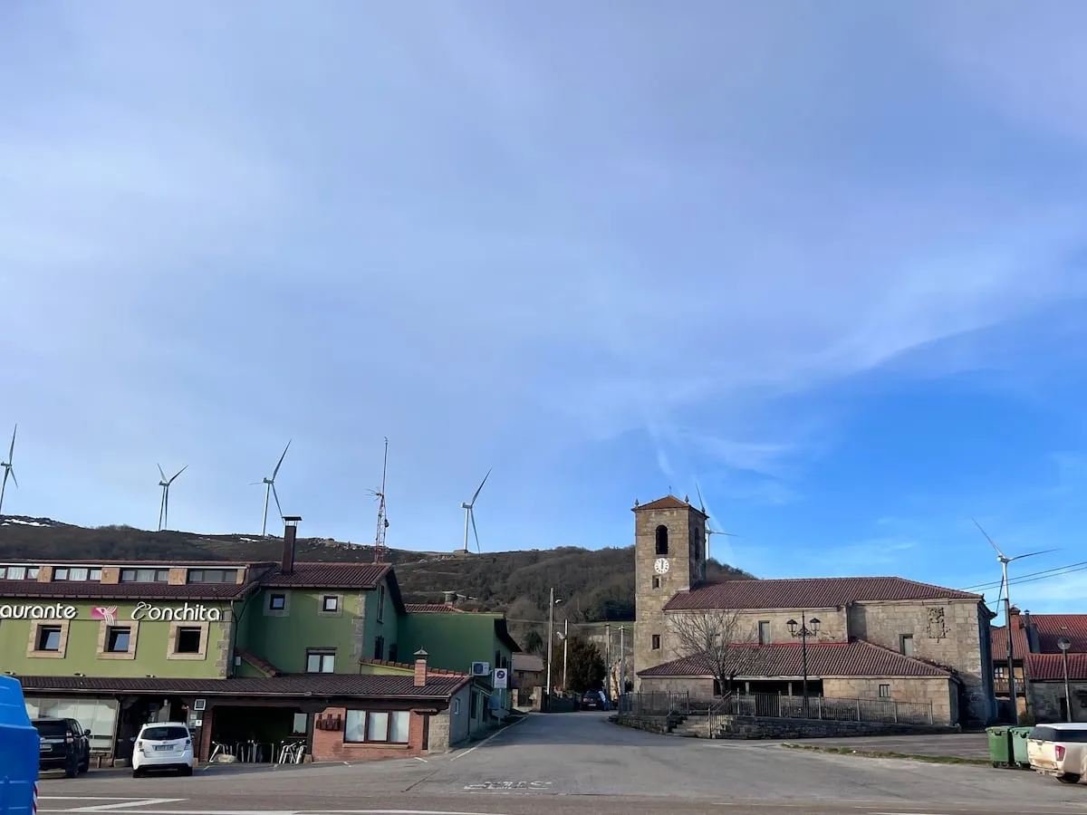 El pulso social contra un gran parque eólico en El Escudo (Cantabria) paraliza las obras a falta de dos molinos para terminar