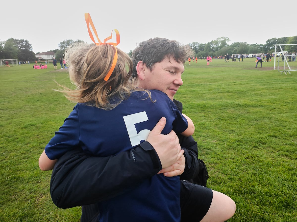 Victorias y derrotas compartidas: el peso emocional de criar a un joven deportista