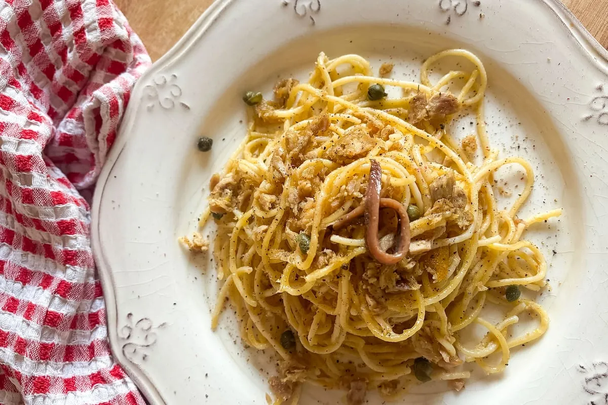 Espaguetis con limón, atún y anchoas, una receta de fondo de armario con espíritu toscano