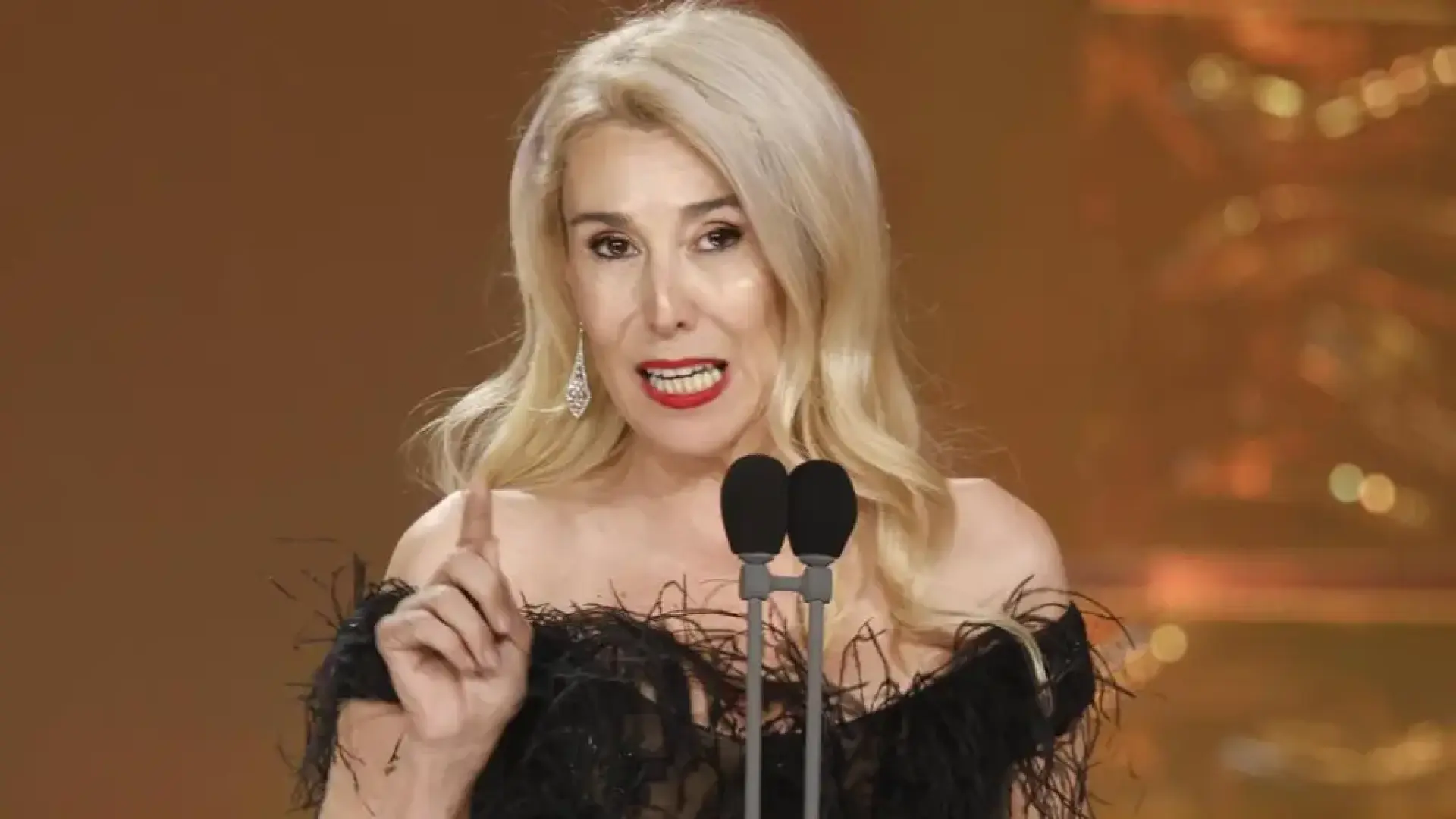
         María Luisa Gutiérrez, productora de 'Torrente': "Ayuda a que te cojan el teléfono, pero también a que en algunos sitios no" 
    