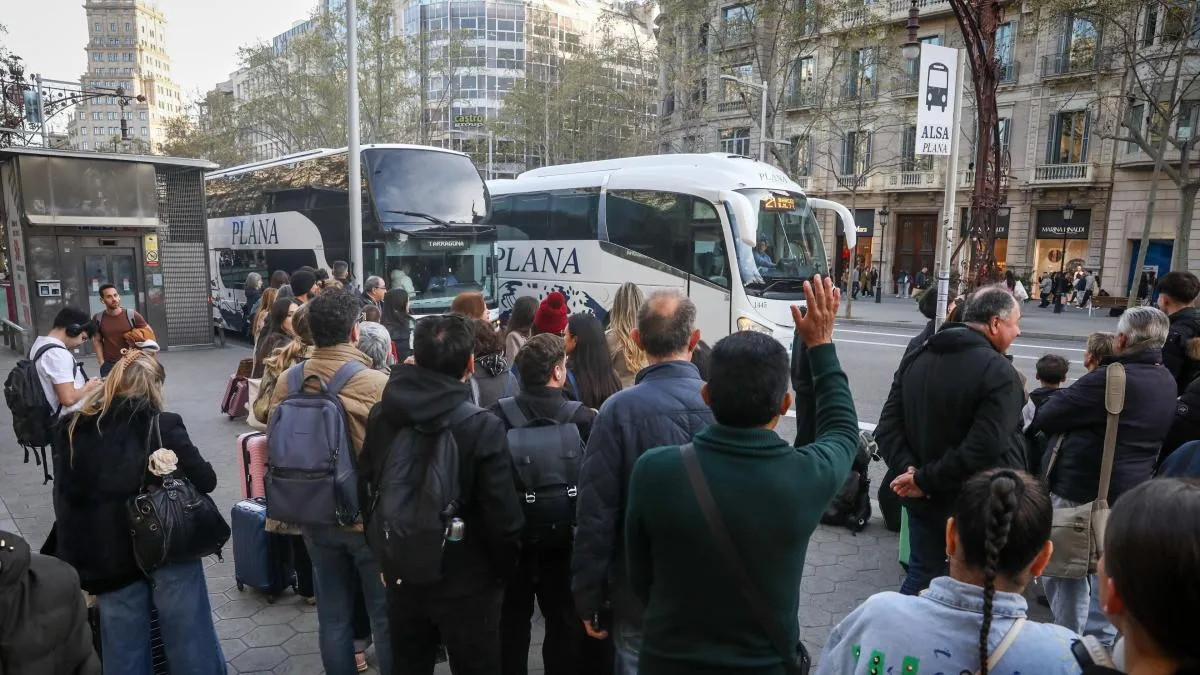 
                                     La crisis de Rodalies desborda aún más las líneas de autobús exprés
                                 