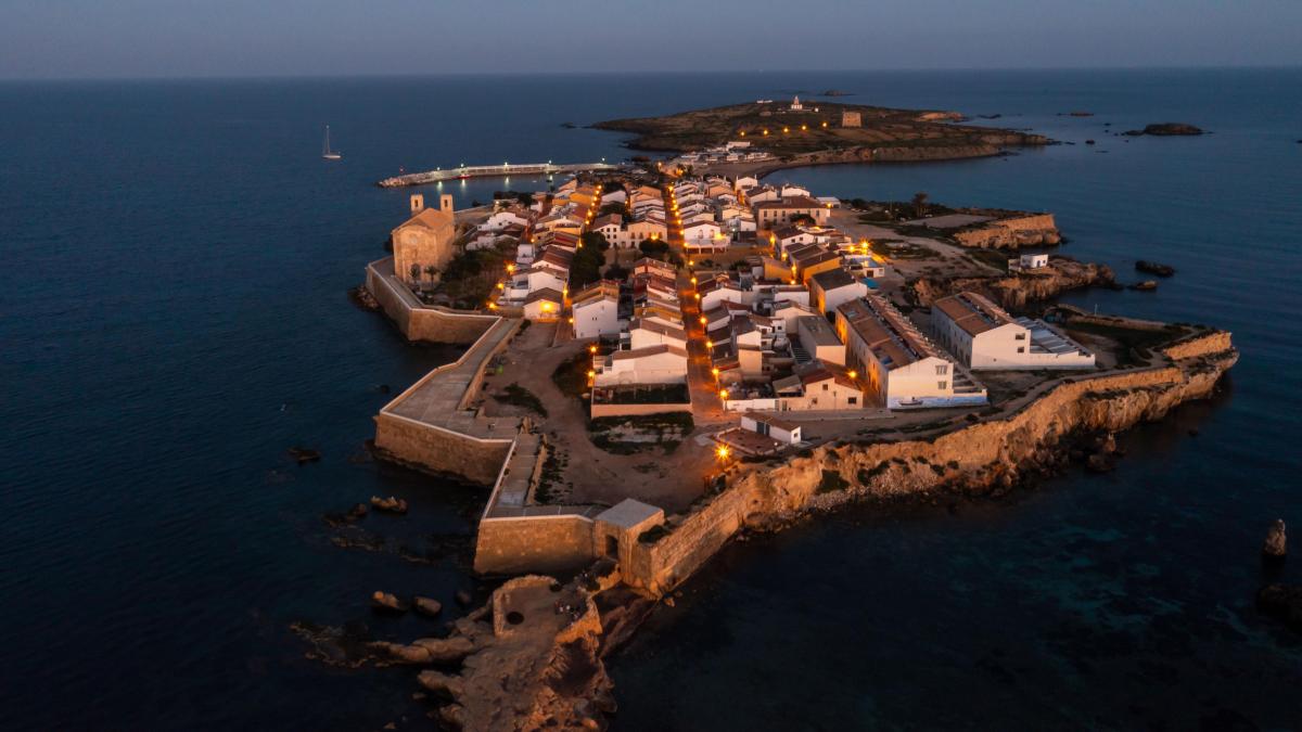 
                                         Los vecinos de Tabarca apuestan por desligarse del poder de Alicante
                                     