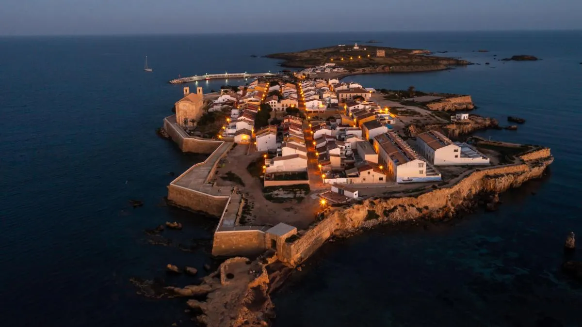 
                                         Los vecinos de Tabarca apuestan por desligarse del poder de Alicante
                                     