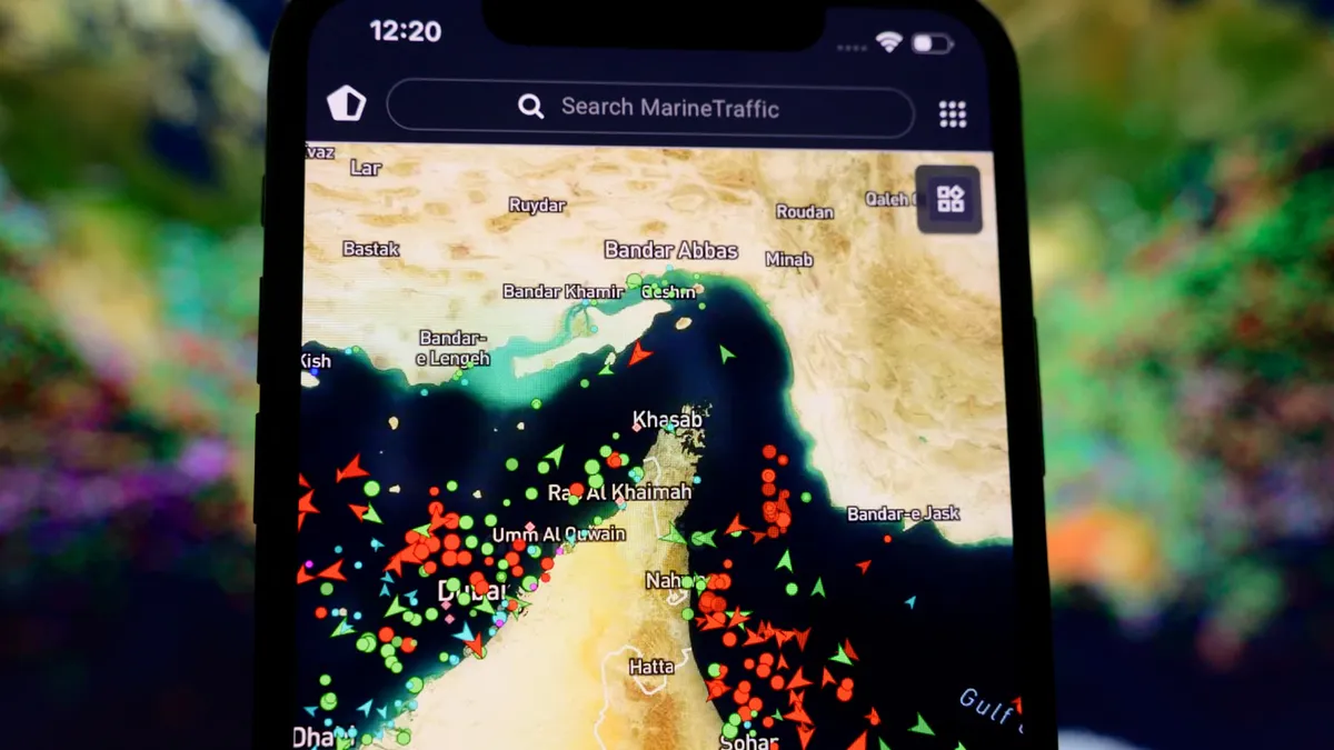 "On ne rétablit pas le trafic maritime mondial en 24 heures": les 800 navires bloqués dans le détroit d'Ormuz vont-ils enfin pouvoir repartir? (les armateurs restent très prudents)