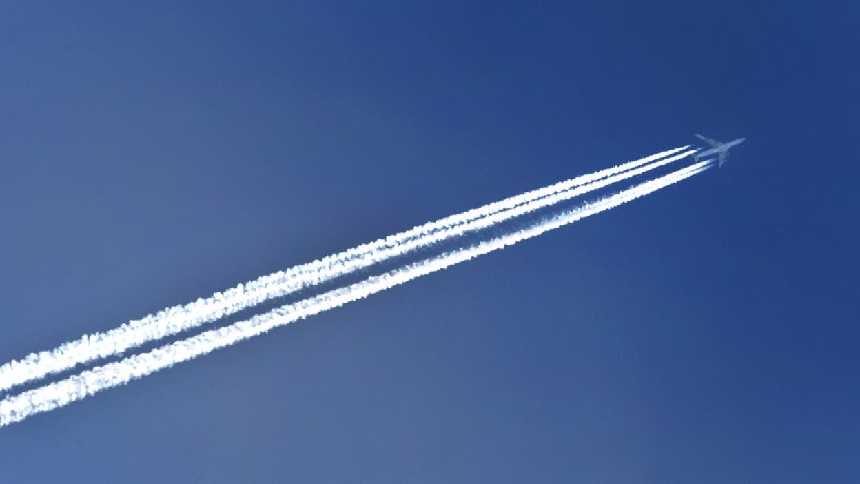 La réouverture du détroit d'Ormuz n'y changera rien à court terme: les compagnies aériennes préviennent que l'approvisionnement en kérosène mettra "des mois" avant de revenir à la normale