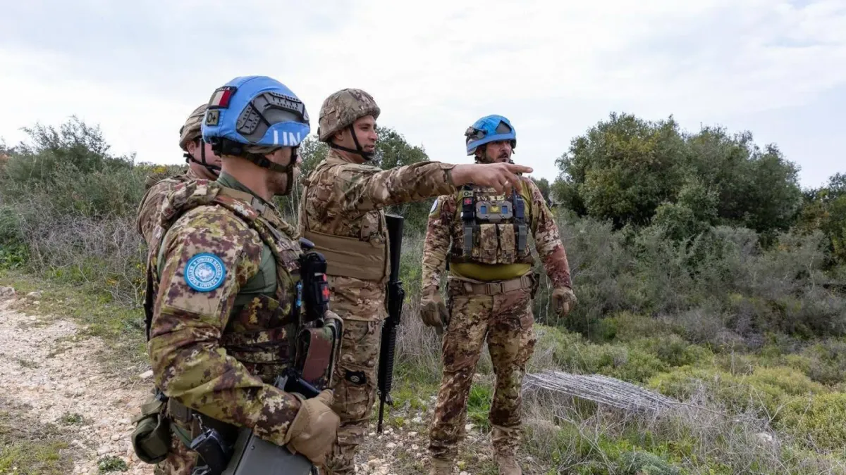 
         El Ejército de Israel retiene a un 'casco azul' español en el sur de Líbano 
    