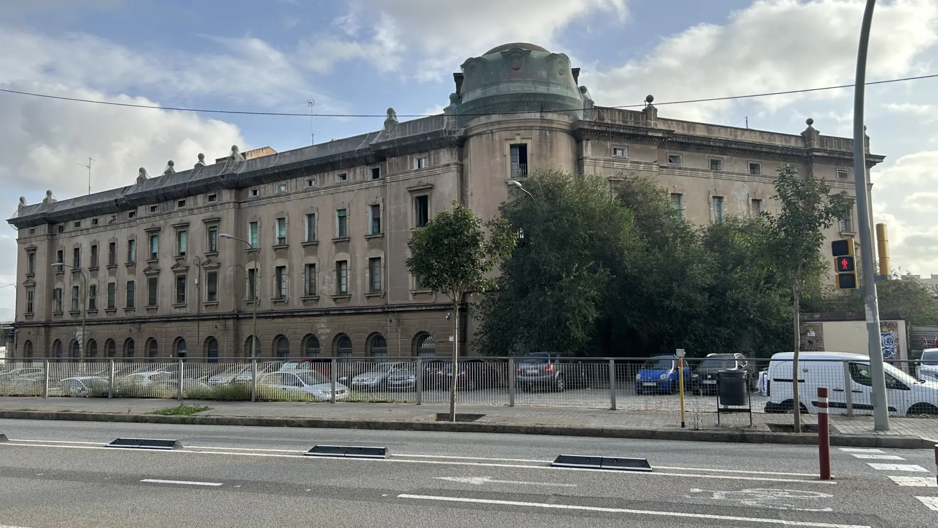 
         Empiezan los trabajos para derribar la antigua estación de mercancías de la Sagrera 
    