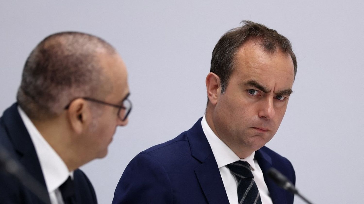 Les prix à la pompe "doivent baisser" et "le gouvernement y veillera", affirme Sébastien Lecornu, après la trêve en Iran et la baisse des cours du pétrole