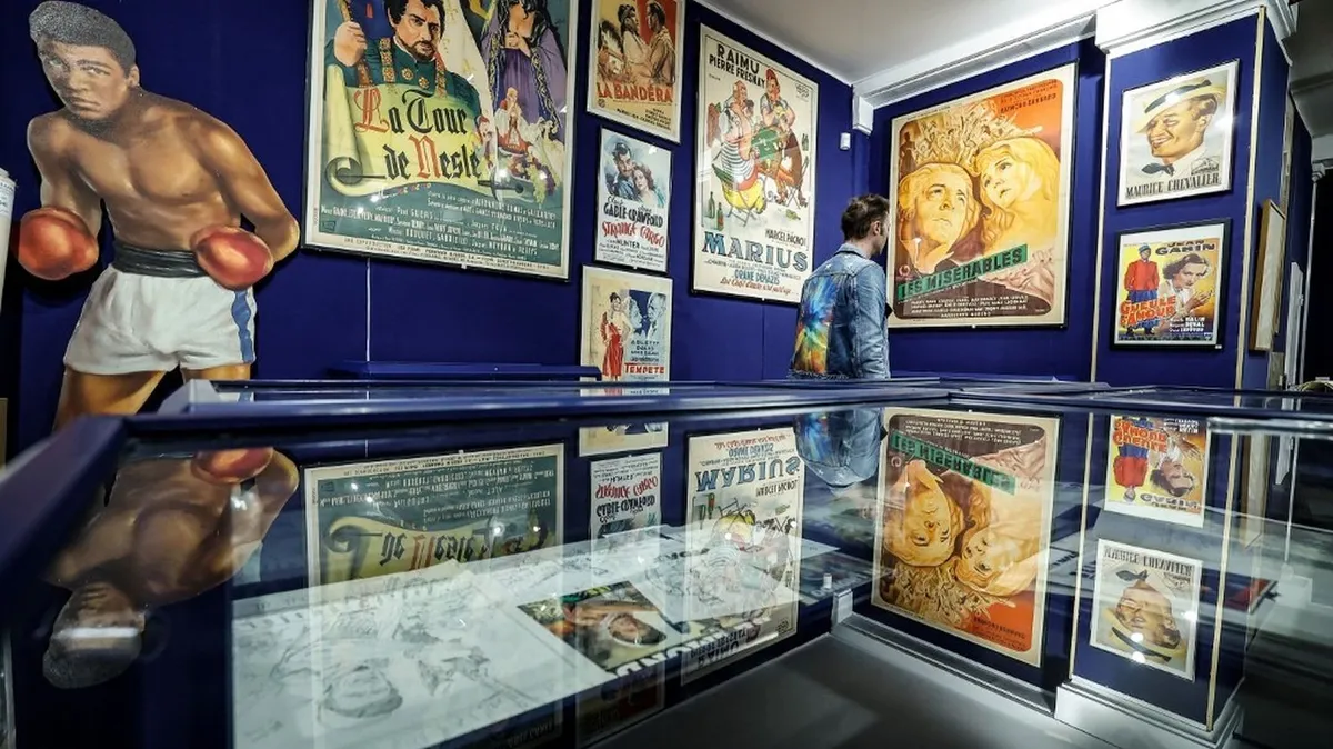 Affiches de collection, livres annotés, cassettes vidéo : la collection cinéma de René Chateau aux enchères