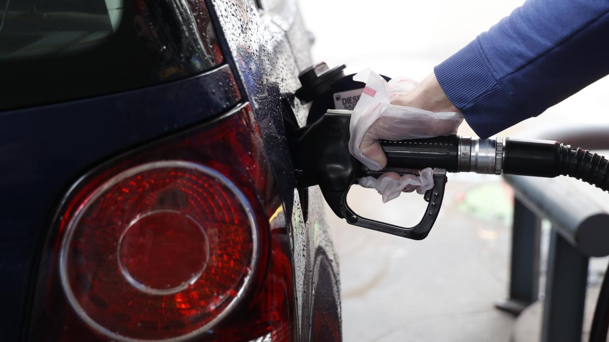 
            El precio del petróleo se hunde y las bolsas se disparan con el anuncio del alto el fuego entre EE.UU. e Irán
        