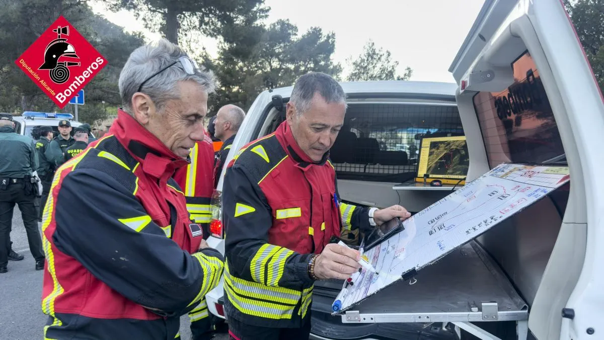 
                                              Dos medios aéreos se suman a la extinción del incendio forestal de Tibi, ya estabilizado
                                          