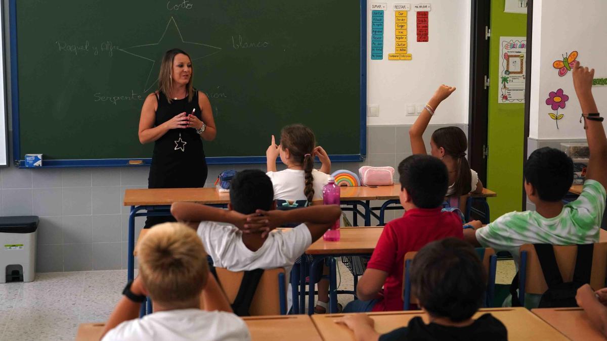 
                                                 Madrid financiará la jubilación parcial de docentes de la concertada con contrato relevo
                                             
