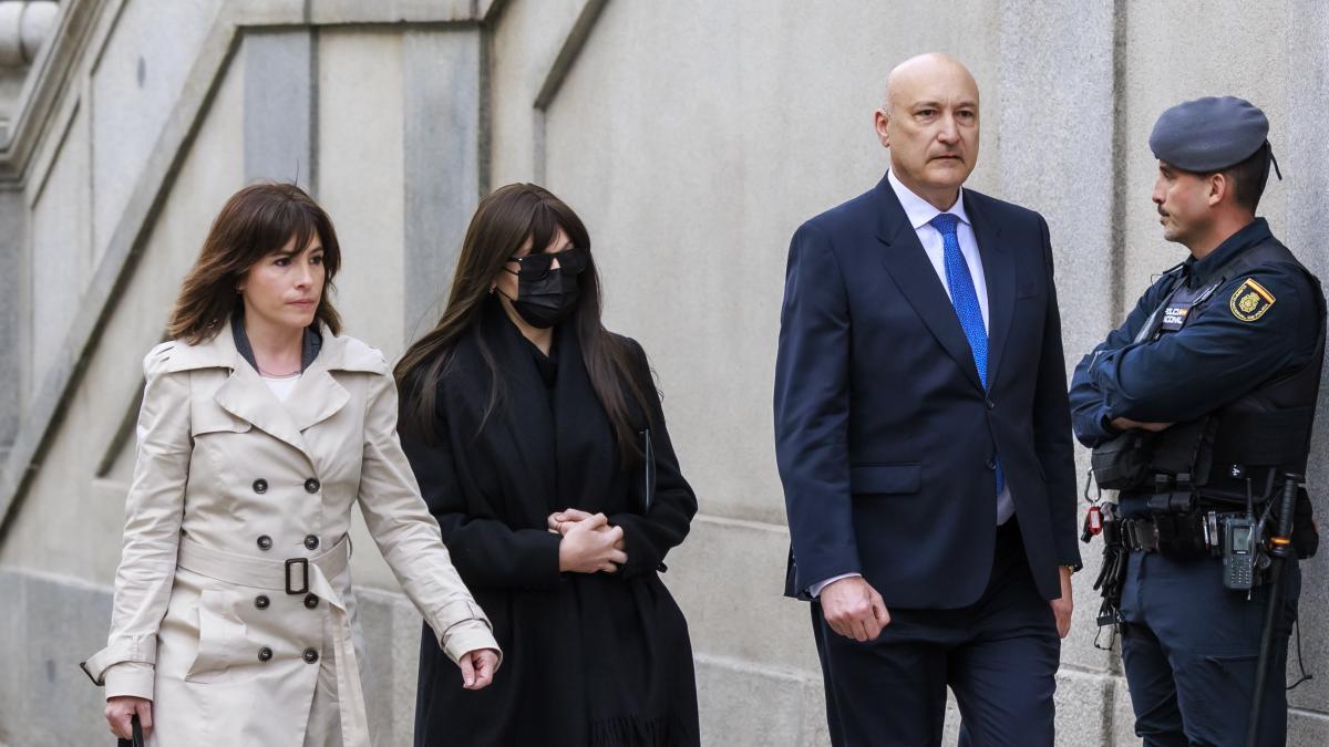 
                                                                             La expareja de José Luis Ábalos confirma que la trama pagó su piso y la enchufó
                                                                         