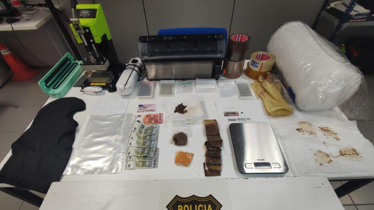 
                                                                                          Cuatro detenidos por tráfico de drogas tras perseguir a un menor conduciendo en l'Hospitalet
                                                                                      