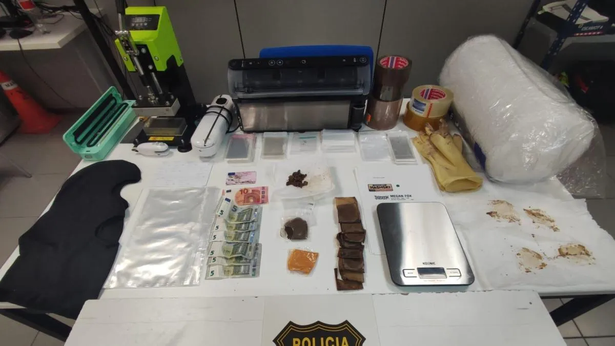 
                                                                                          Cuatro detenidos por tráfico de drogas tras perseguir a un menor conduciendo en l'Hospitalet
                                                                                      
