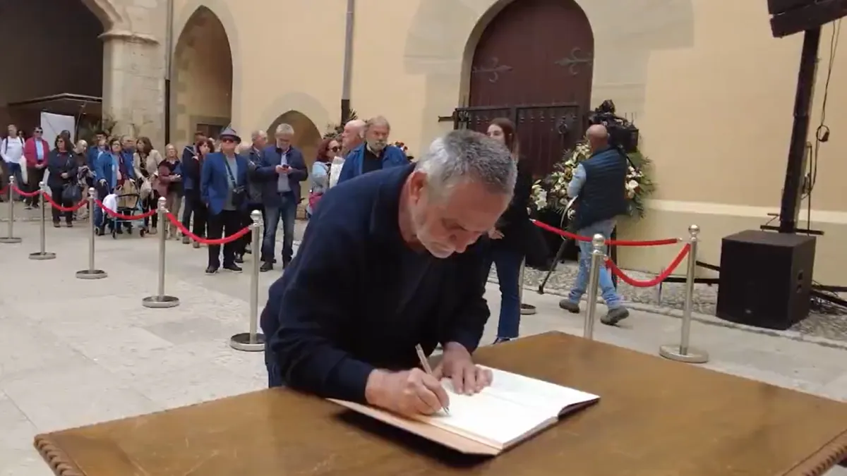 
                                                                                                             Centenares de personas dan el último adiós al escritor Josep Piera en Gandia
                                                                                                         