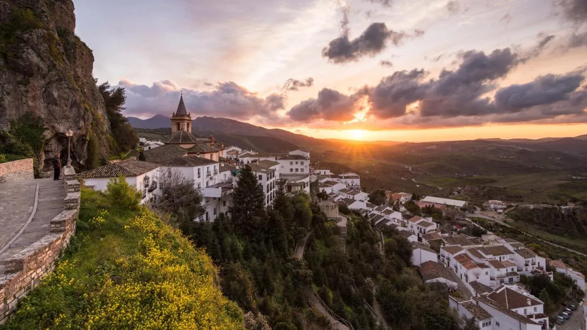 
                                                                                                                   Qué ver en Zahara de la Sierra, un imprescindible de los pueblos blancos
                                                                                                               