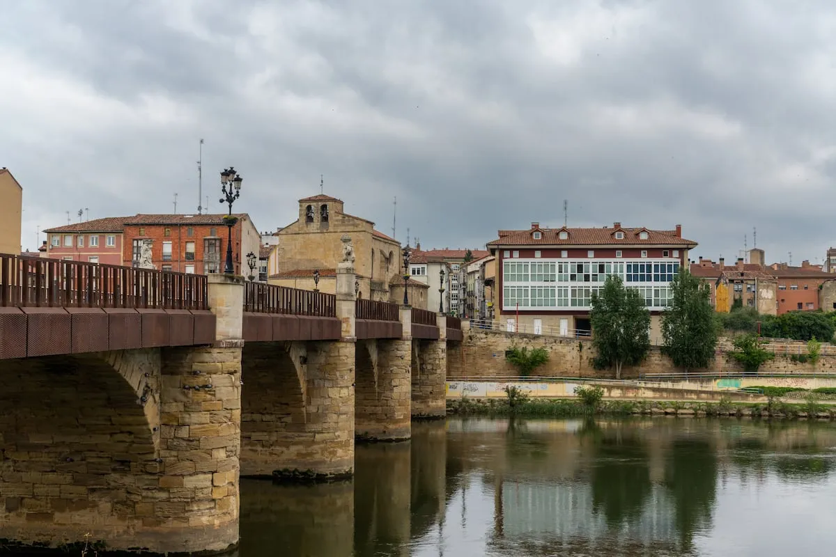 La Policía investiga el robo de un busto de bronce de Cervantes en Miranda de Ebro