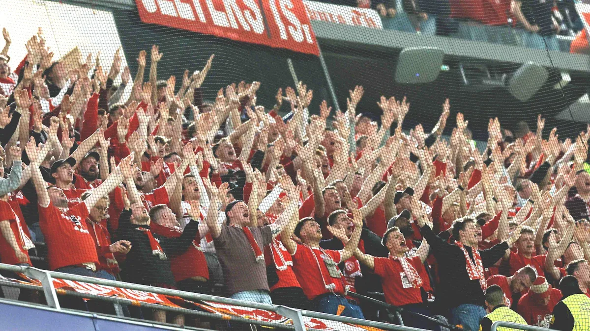 Fußball: Bayern beklagt Polizeigewalt gegen Fans in Madrid