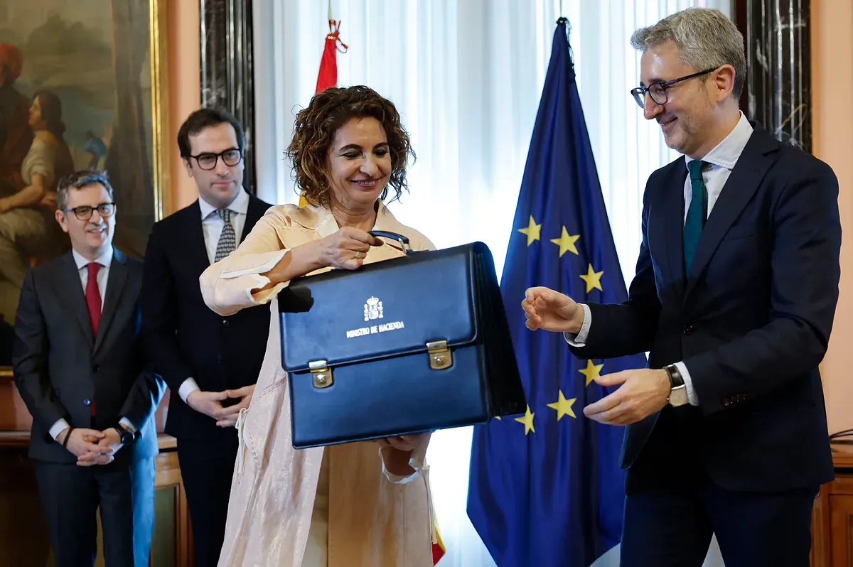 El Gobierno mantendrá la rebaja del IVA en los carburantes al 10% a pesar de que va contra la norma europea y de que Bruselas le ha pedido explicaciones