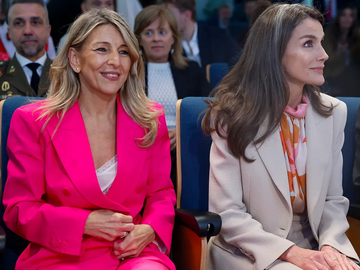 Duelo de trajes de pantalón primaverales entre la Reina Letizia y Yolanda Díaz: de los tonos pastel al vibrante fucsia