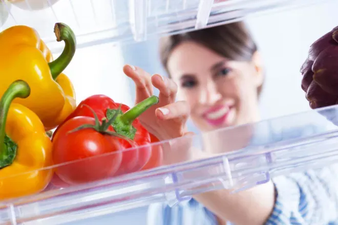 Fruta, café, harina: ¿en la nevera o fuera? Cómo conservar los alimentos sin riesgos para la salud