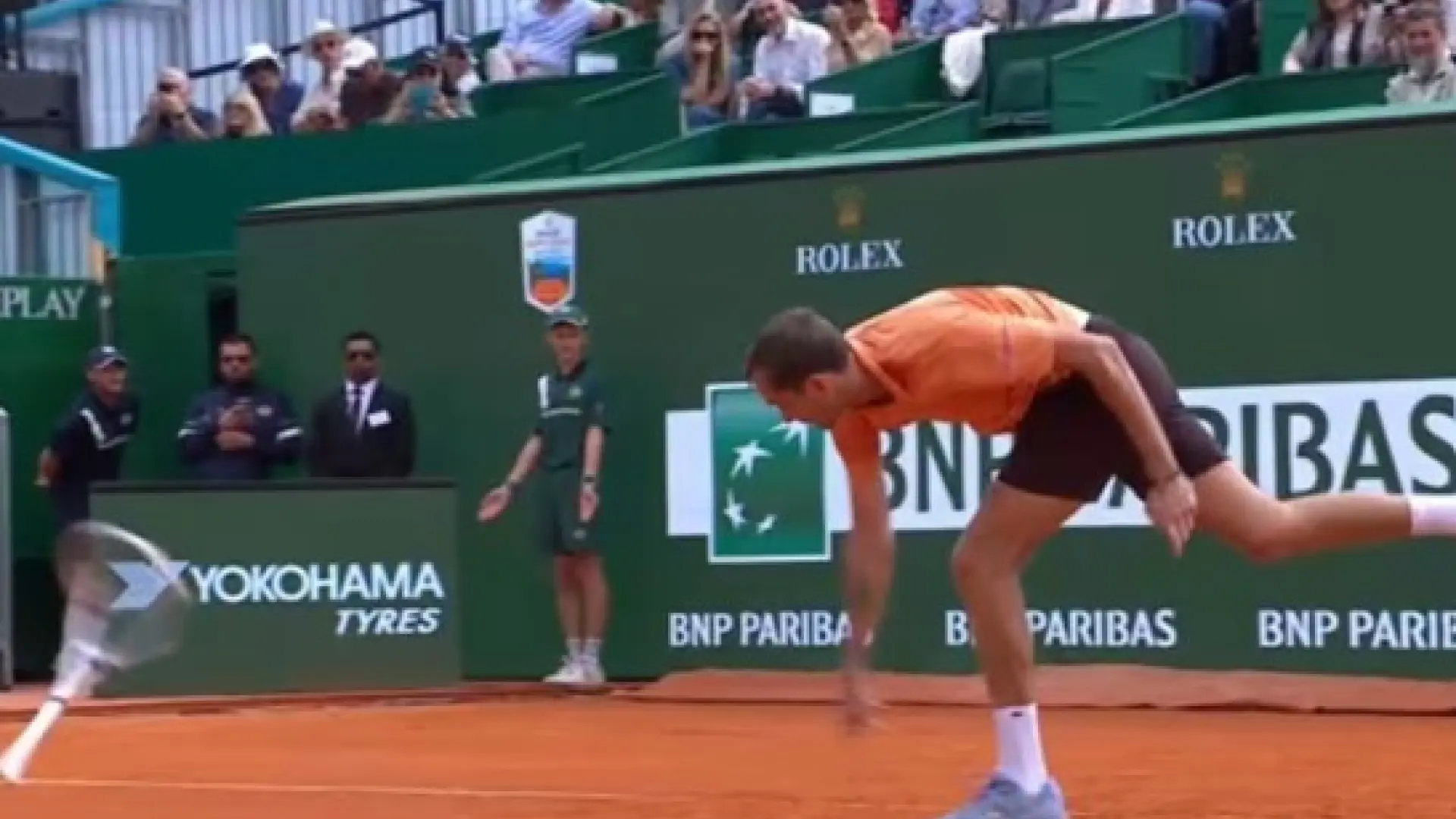 
         Medvedev la vuelve a líar: revienta la raqueta tras ser humillado por Berrettini 
    