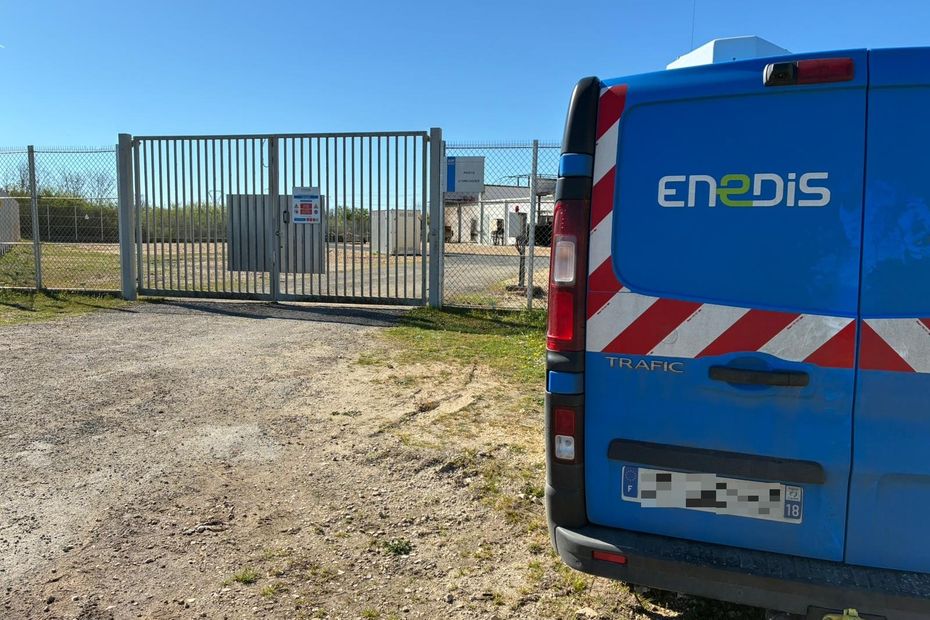 Des installations électriques alimentant des usines d'armement incendiées dans le Cher, l'inscription "Actions contre la guerre" retrouvée sur une banderole