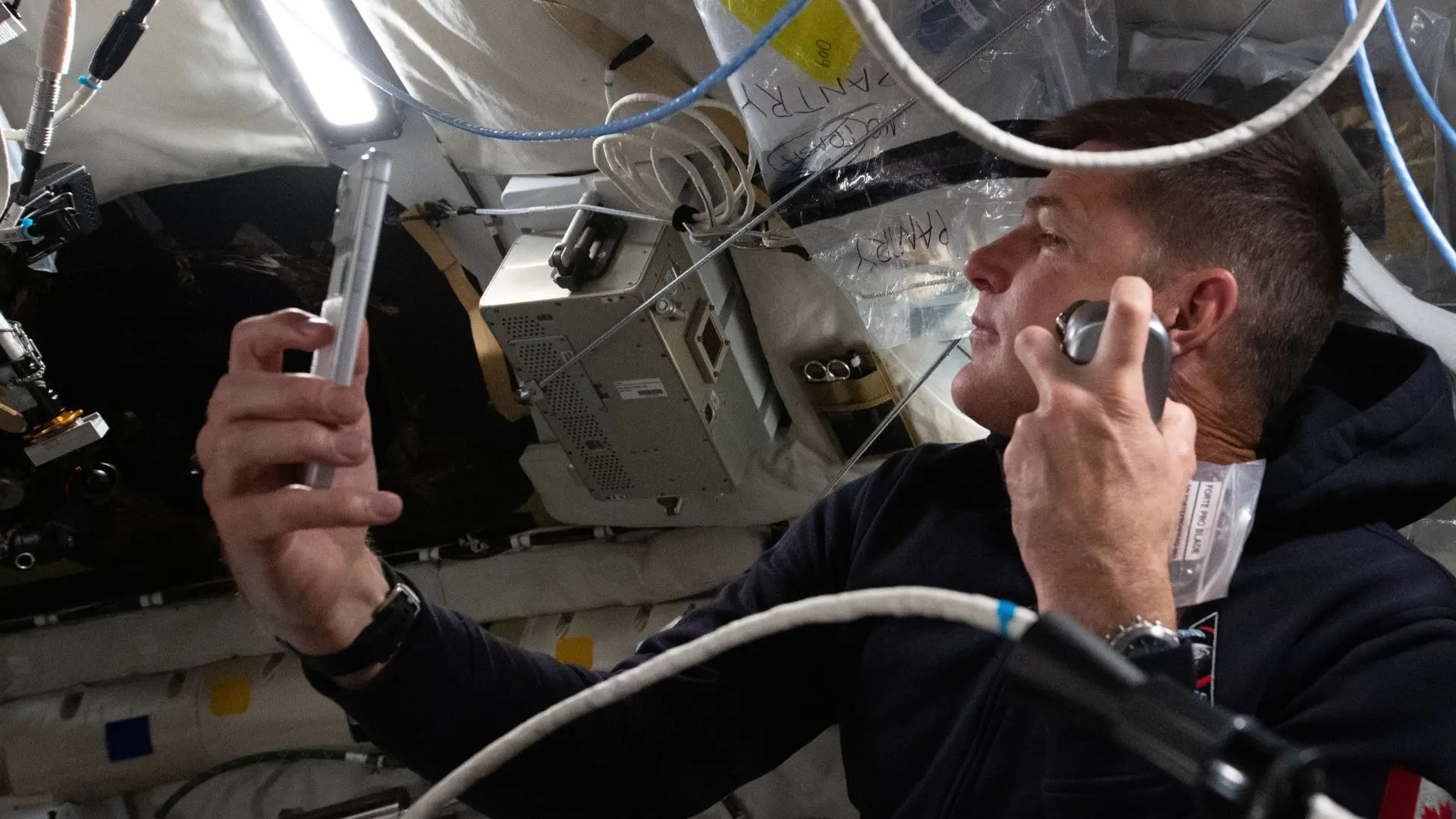 
         La NASA lleva el iPhone al espacio: las fotos de Artemis II tomadas con el móvil 
    