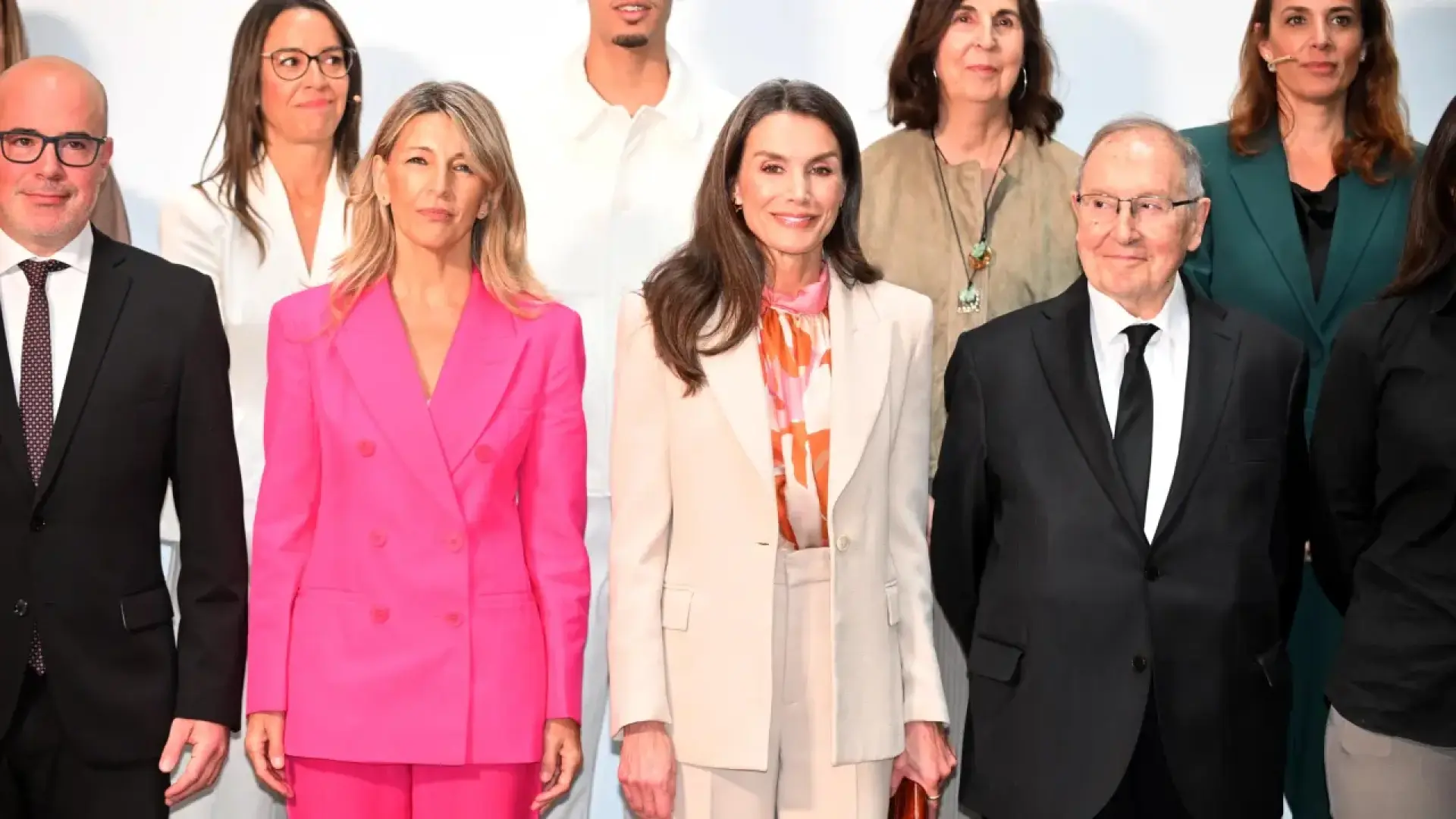 
         Letizia tiene el conjunto ideal para eventos: traje de chaqueta, blusa estampada y zapato Mary Jane 
    