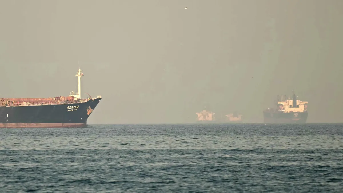 Après l'accord de cessez-le-feu entre les États-Unis et l'Iran, deux premiers navires traversent le détroit d'Ormuz