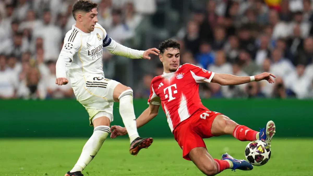 FC Bayern in der Champions League: Pavlovic wechselt in der Halbzeit die Schuhe