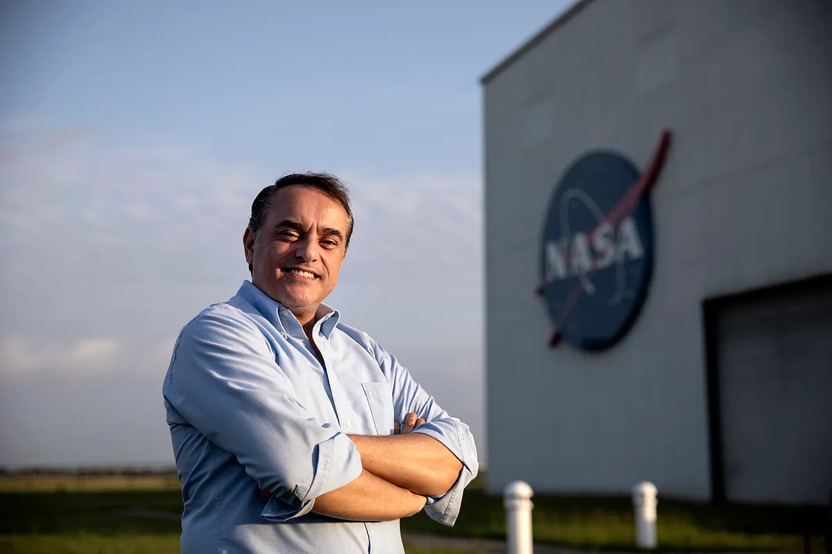 El ingeniero español que vigila el 'corazón' de la nave Orión desde Houston: "Cuatro humanos han visitado un mundo diferente al nuestro, y eso es algo que nos toca a todos"