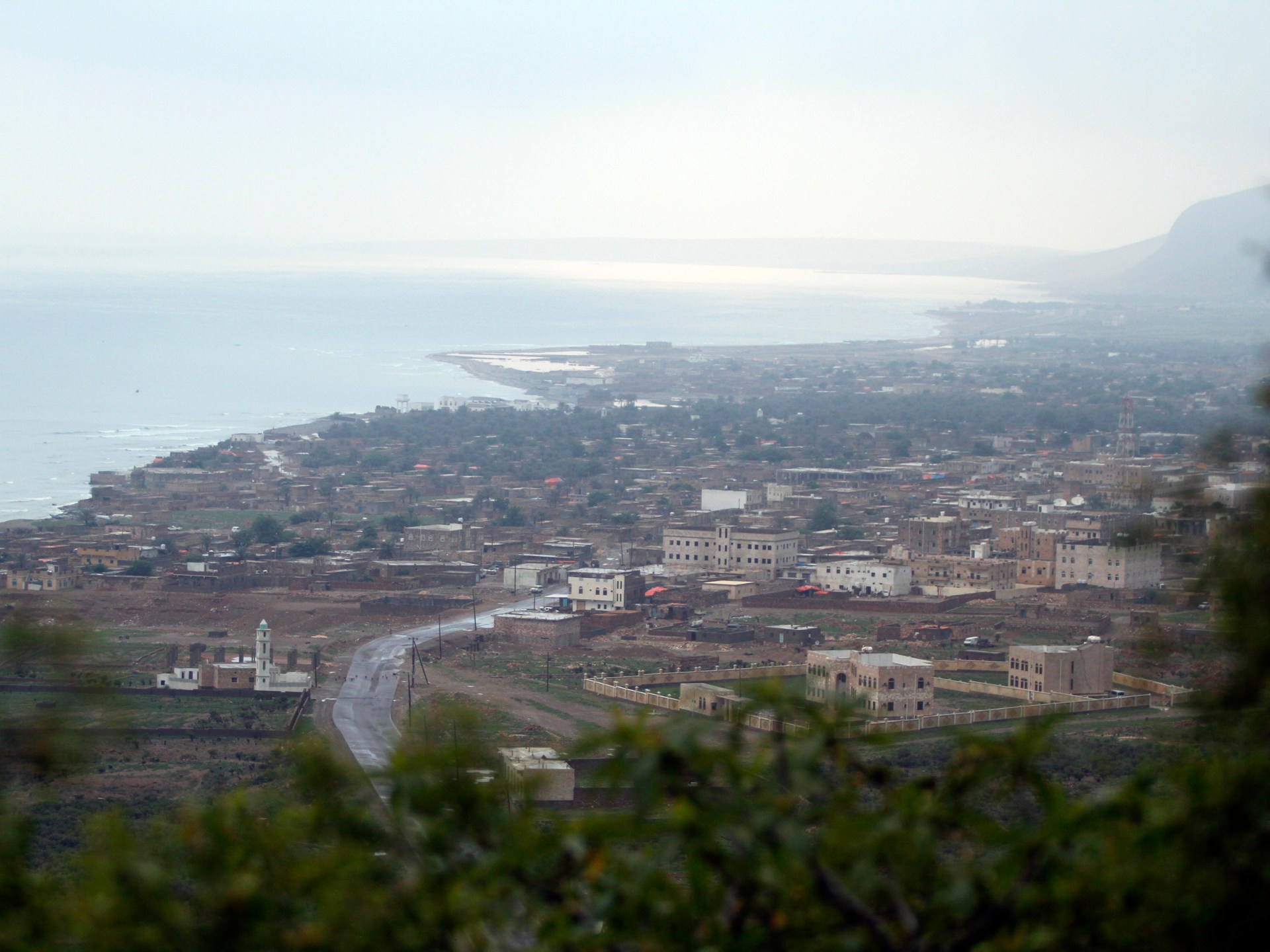 Hundreds of tourists stuck on Yemeni island as tensions simmer on mainland