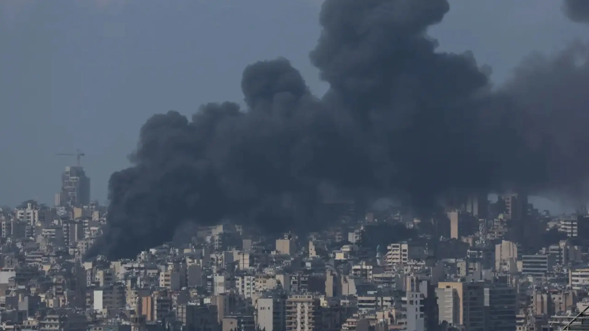 
         Israel lanza 160 bombas en 10 minutos en el "mayor ataque" contra el Líbano pese al alto el fuego en Irán 
    