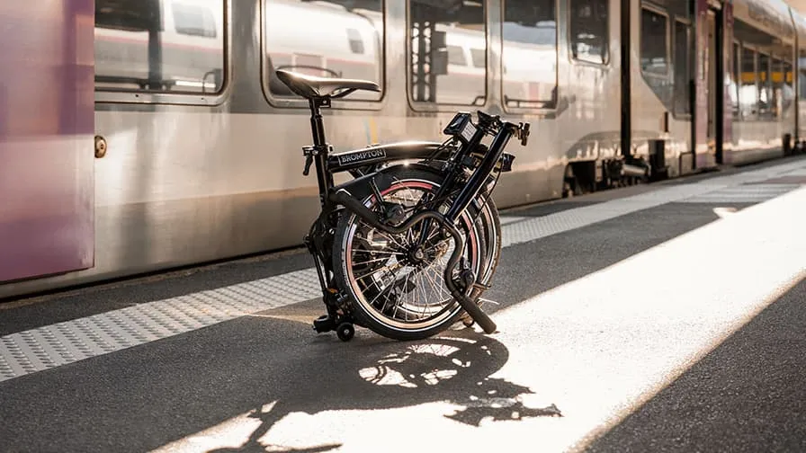 Le "chaînon manquant": la SNCF propose un abonnement à 41 euros par mois pour louer un vélo pliant (à 1.700 euros) qui peut embarquer dans les TER