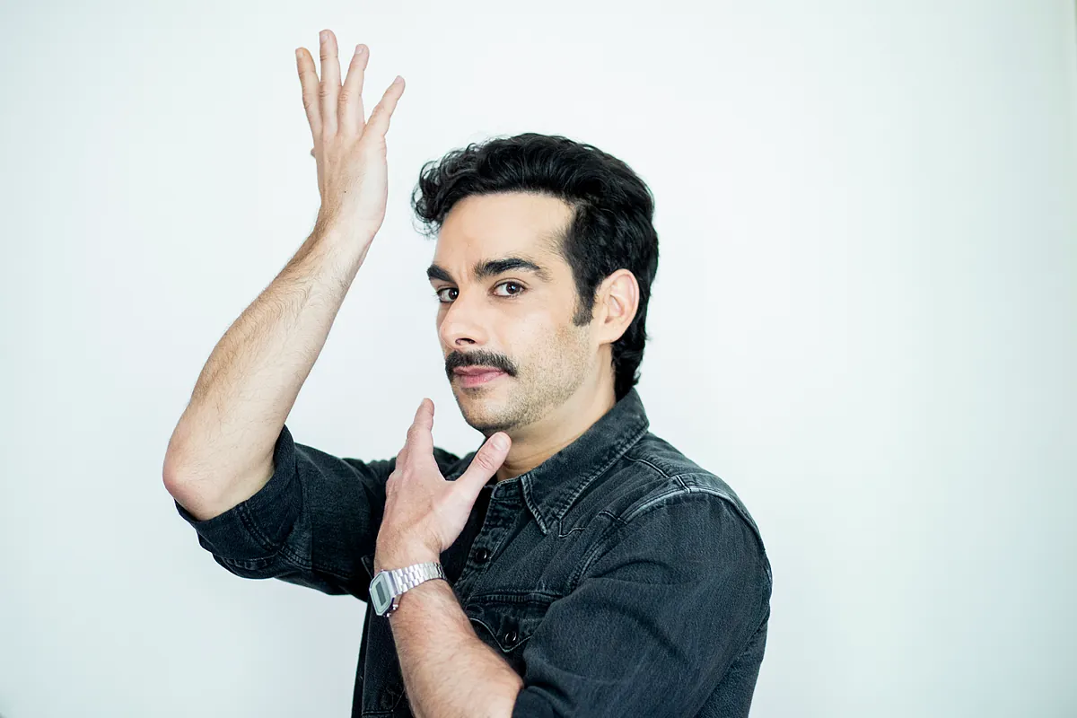 Juan Sanguino, a la caza del gran delirio español: "Mirar España de forma literal es desagradable y doloroso, pero hemos creado una tragicomedia con cierta épica"